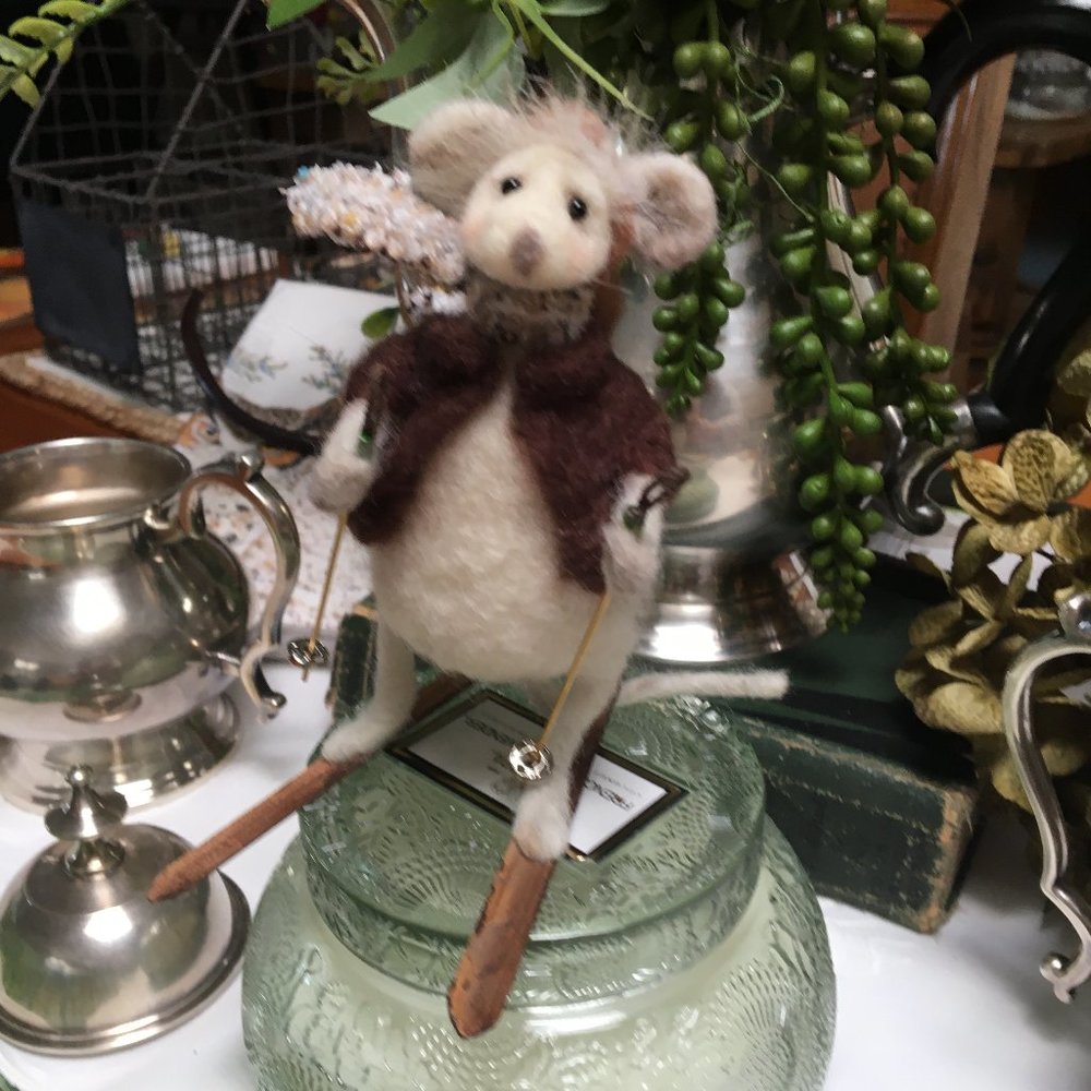 "Slopes" is a handcrafted mouse felt.